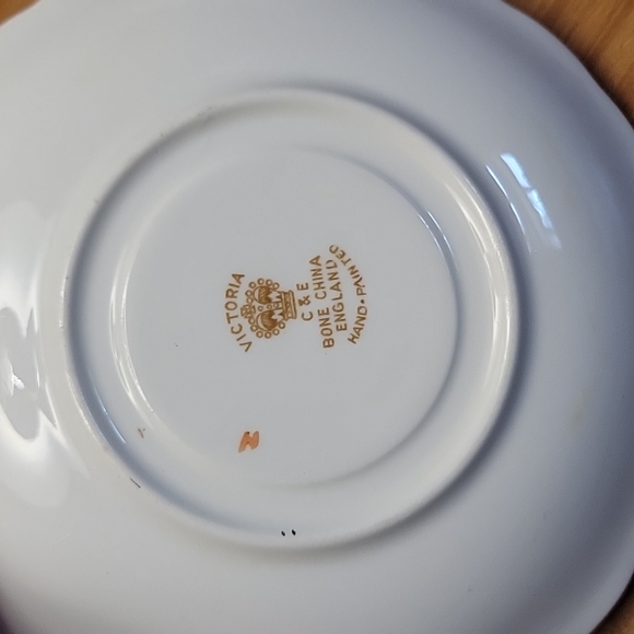 Victoria C&E 1940's Fine Bone China Teacup Set - Picture 5 of 8